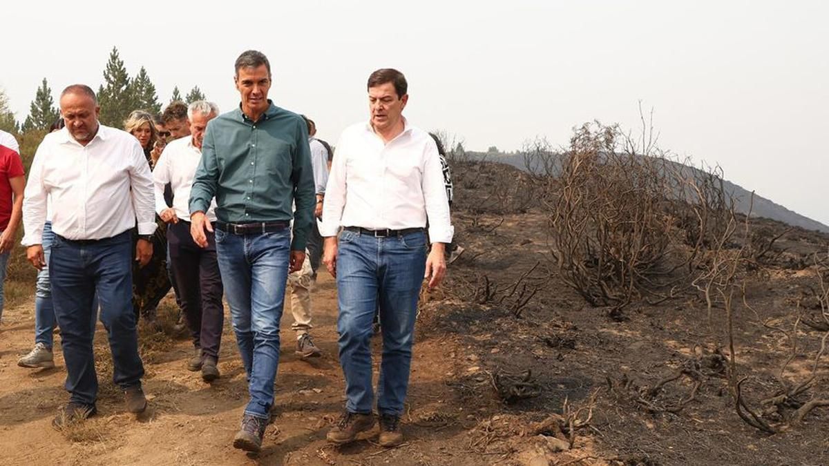 Pedro Sánchez y Alfonso Fernández Mañueco, en una de las zonas afectadas por los incendios en Villablino (León).