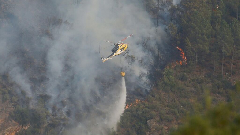 Helicóptero bombardero trabaja para extinguir el fuego, a 17 de agosto de 2025, en Quiroga, Lugo, Galicia (España)