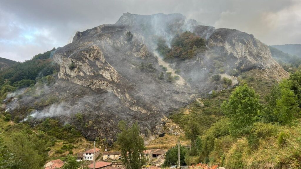 Restos del incendio, en Perlunes