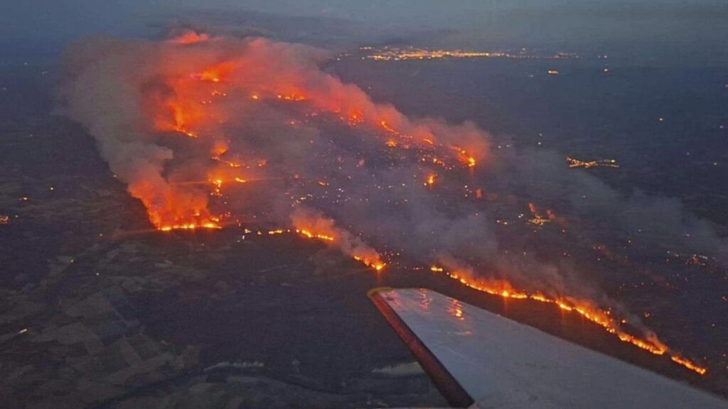 Imagen aérea del incendio que devasta el sur de Francia cerca de la frontera con España
