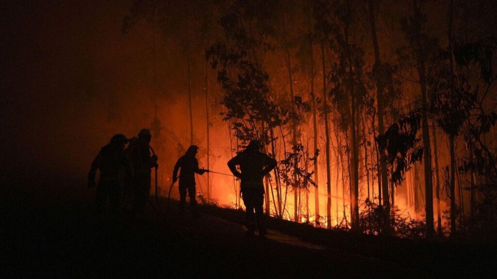 Varios bomberos trabajan para apagar el fuego en Brantuas (Ponteceso)