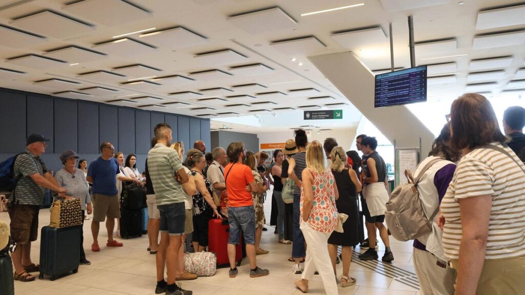 Viajeros a la espera de noticias en el complejo intermodal de Urzaiz la semana pasada