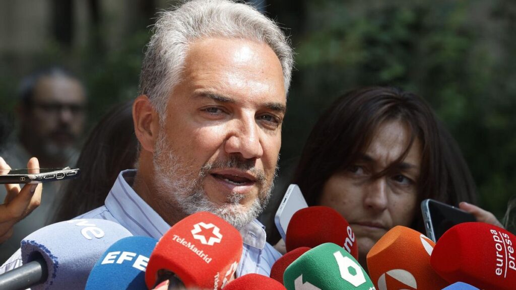 MADRID, 21/08/2025.- El vicesecretario de Política Autonómica, Municipal y Análisis Electoral del PP, Elías Bendodo , atiende a los medios de comunicación, este jueves en la sede nacional del partido en Madrid. EFE/Chema Moya