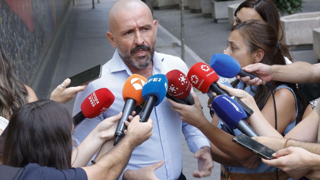 El vicesecretario de educación e igualdad, Jaime de los Santos, este jueves en la puerta de la sede de la calle de Génova.