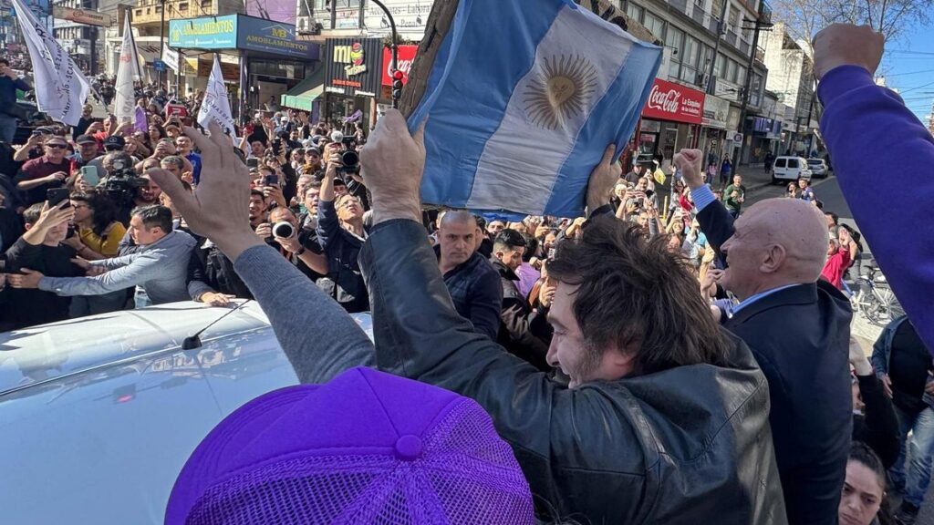 El presidente de Argentina, Javier Milei, participa en una caravana electoral en Lomas de Zamora