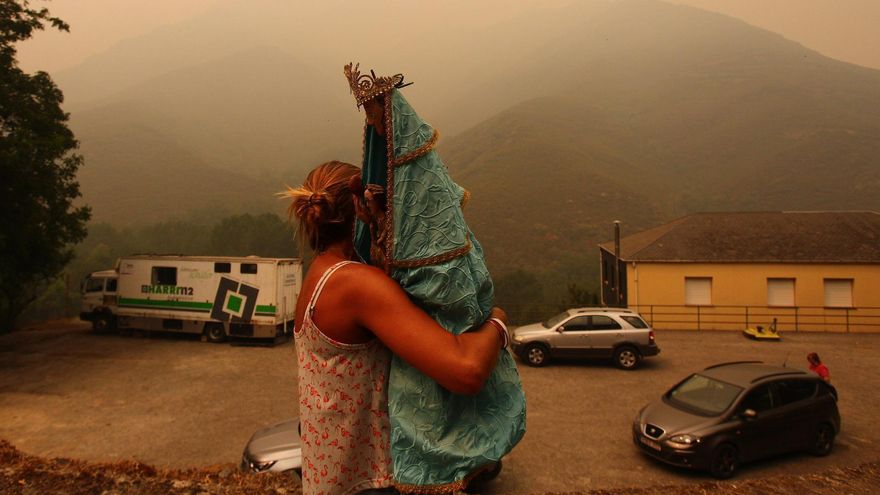 Una vecina de Lusio (León), rescata la Santa del pueblo ante la posible llegada del fuego.