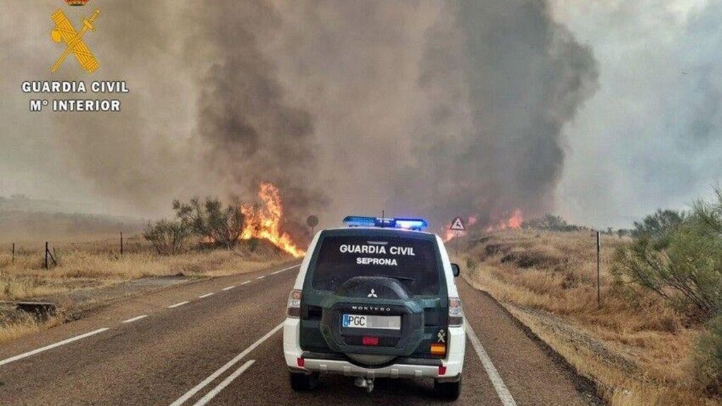 27/08/2025 Un vehículo de la Guardia Civil ante un incendio.