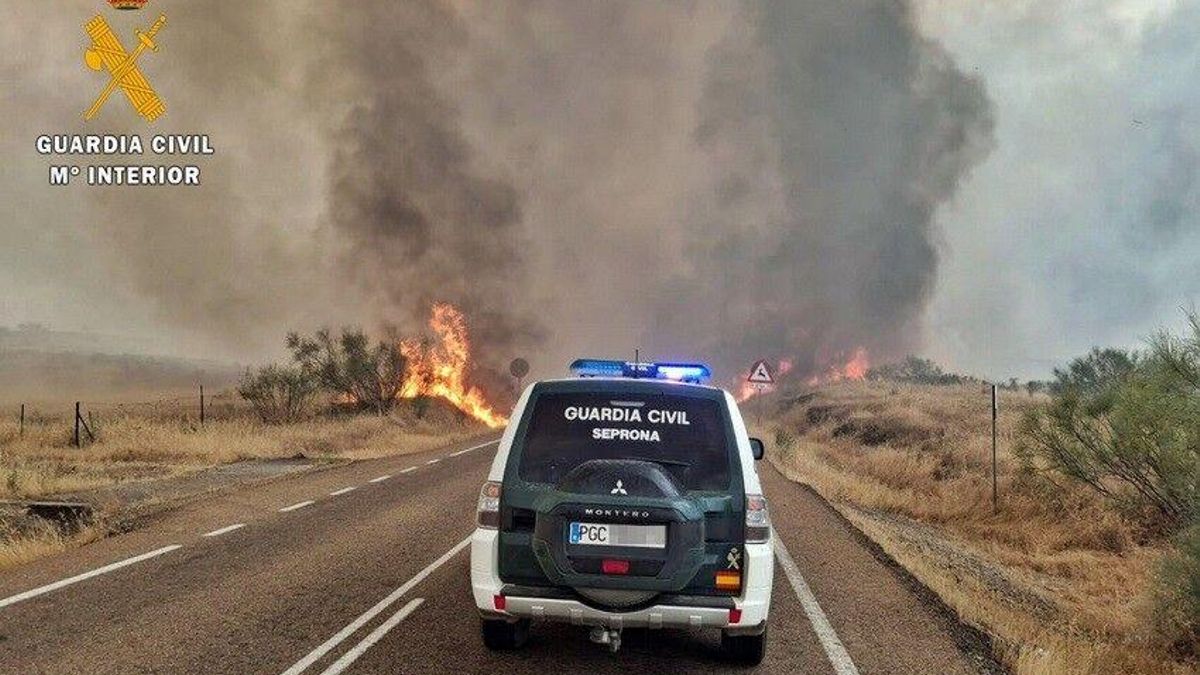 27/08/2025 Un vehículo de la Guardia Civil ante un incendio.