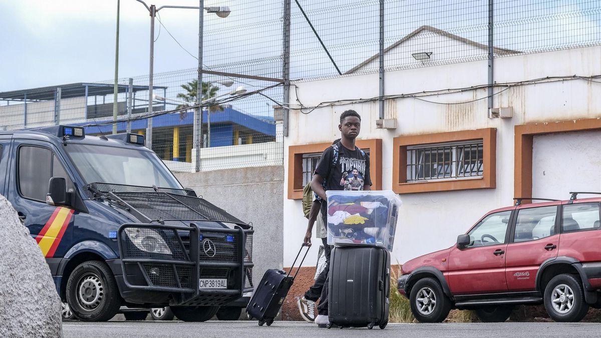 Uno de los menores migrantes con asilo derivado al Canarias 50.