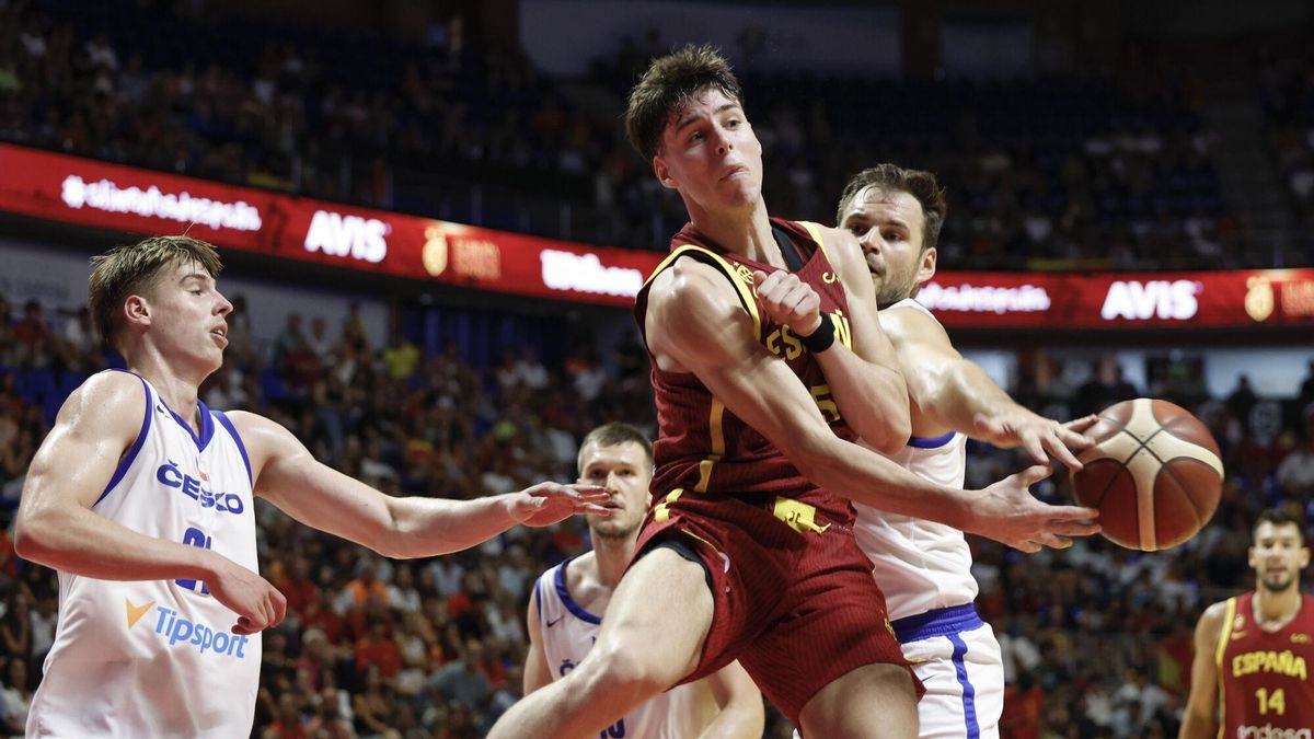 El base de la selección de España Mario Saint-Supéry (c) entra a canasta entre los jugadores de la selección de la República Checa, durante el partido preparatorio para el Eurobasket 2025 que los combinados nacionales de República Checa y España juegan hoy Jueves en el Palacio José María Martín Carpena, en Málaga. EFE/Jorge Zapata