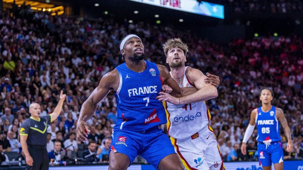 El ala-pívot español Juancho Hernangómez (d) pugna un rebote con el ala-pívot francés Guerschon Yabusele (i) durante el encuentro amistoso entre Francia y España celebrado este sábado en París.