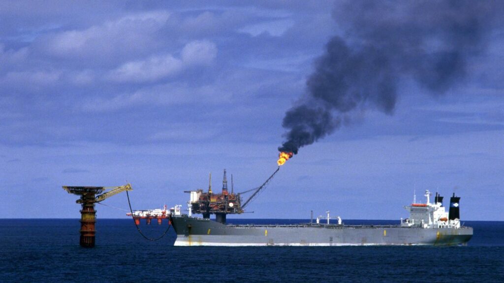 El petróleo Brent cae un 2,33 %, hasta los 77,01 dólares