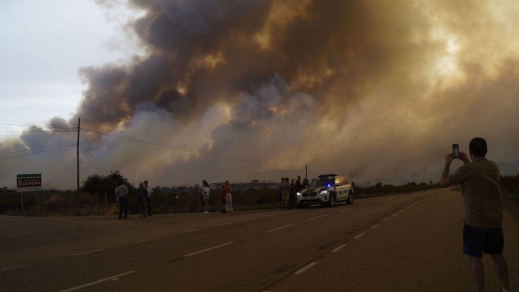 Vecinos de la zona esperan el cruce de Abejera instrucciones de la Guardia Civil ante el avance incontrolado del incendio originado en Puercas.