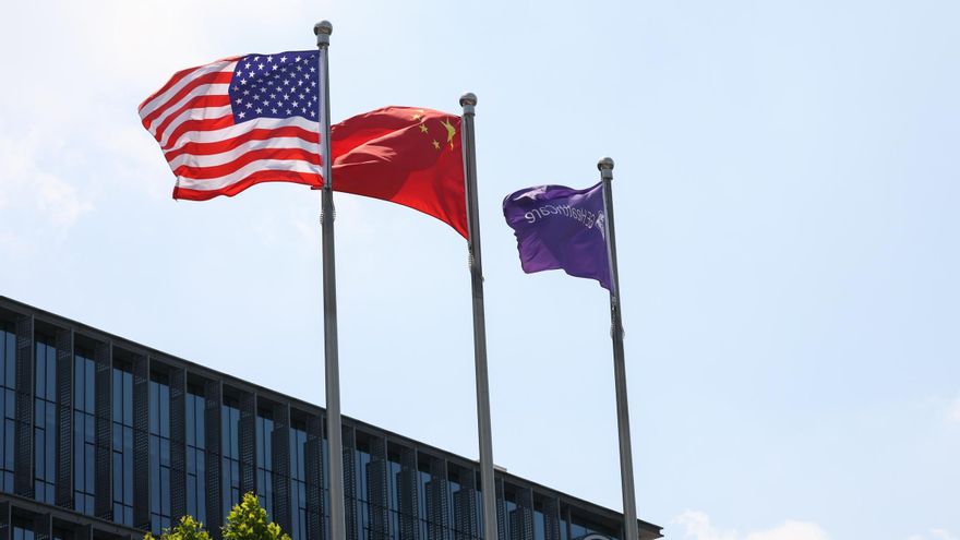 Banderas de EEUU y China en Pekín.