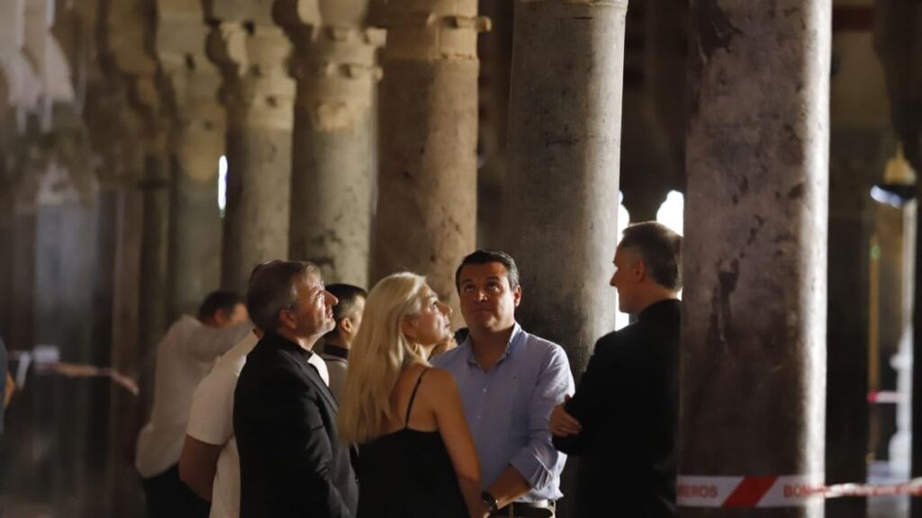 La consejera de Cultura, Patricia de Pozo, con el alcalde y miembros del Cabildo en el interior de la Mezquita Catedral de Córdoba, el sábado, tras elincendio.