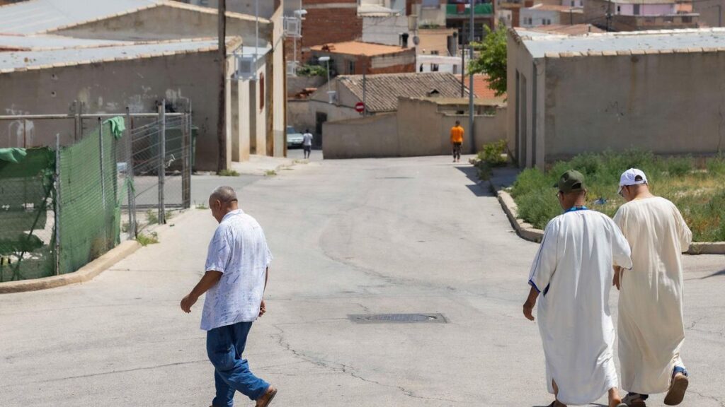 Varios migrantes tras salir de la mezquita del barrio de Nuestra Señora de Fátima de Jumilla.