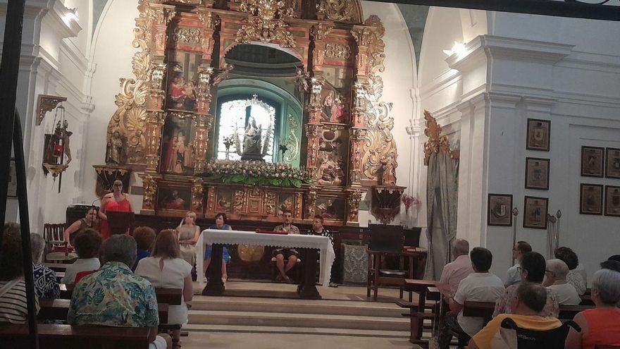 La presidenta de la cofradía, Inmaculada Guerra, se dirige a los cofrades durante la asamblea.