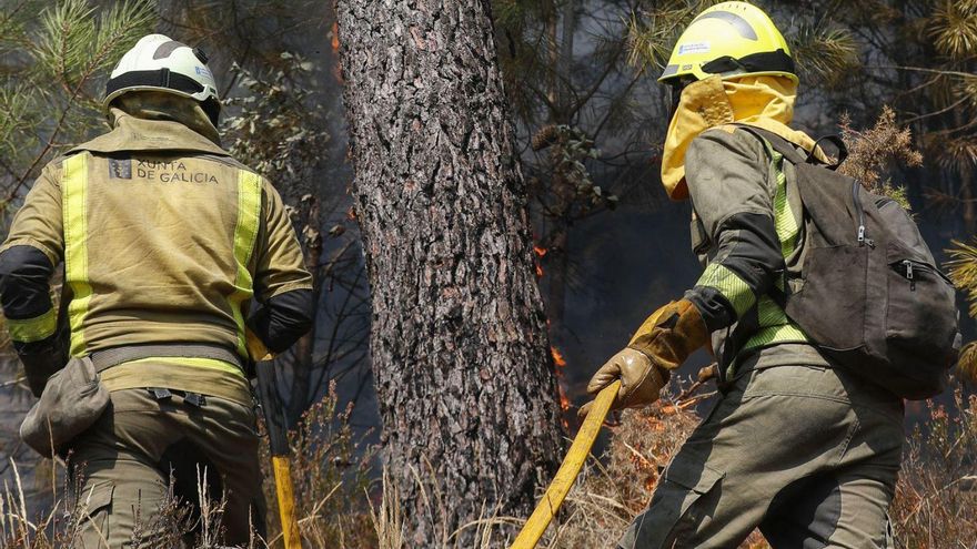 Bomberos trabajando en la extinción de un fuego en A Cova, en Lugo.