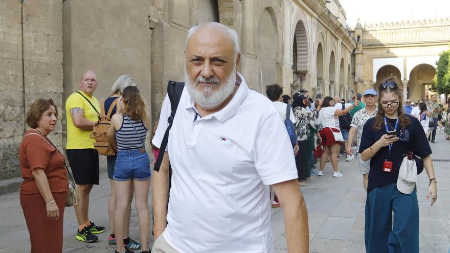 El presidente de Icomos España, Juan Carlos Molina, a su llegada a la Mezquita-Catedral ayer.