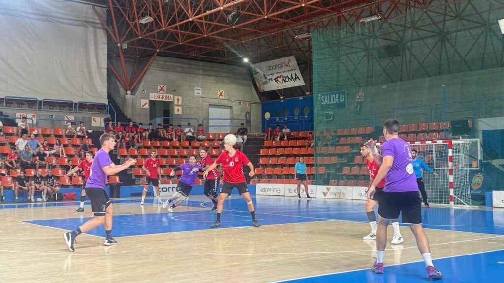 Un instante del partido entre BM Burgos y BM Caja Rural Zamora.