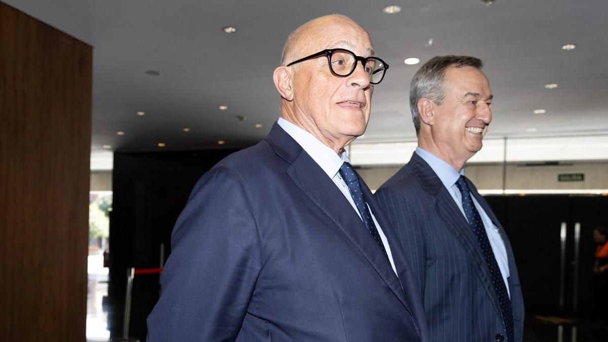 El presidente del Sabadell, Josep Oliu, y el consejero delegado de la entidad, César González-Bueno, este martes en Alicante.