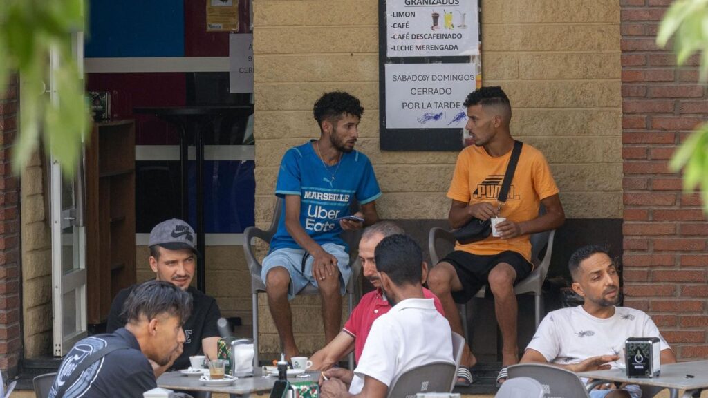 Vecinos de origen marroquí en una terraza del centro de Jumilla, el pasado viernes.