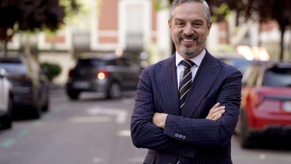 Juan Bravo, el pasado 25 de abril, posa para una entrevista de EL PERIÓDICO.