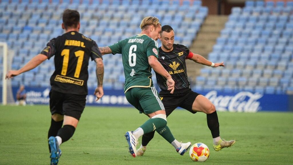 Clavería trata de frenar el avance de un rival en el duelo entre CP Cacereño y Zamora CF.