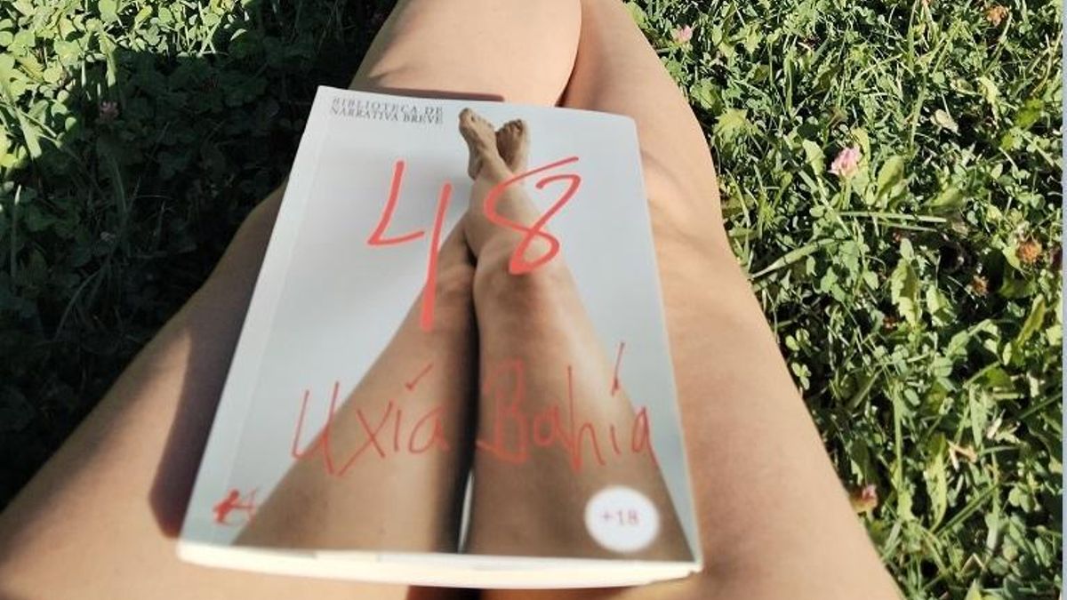 La pontevedresa Uxía Bahía posa con un ejemplar de su libro en un parque.