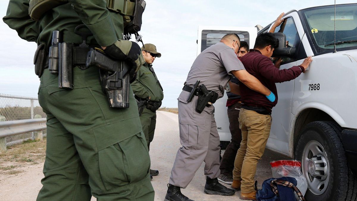 Guardias estadounidenses detienen a inmigrantes mexicanos que trataban de pasar la frontera de Estados Unidos.