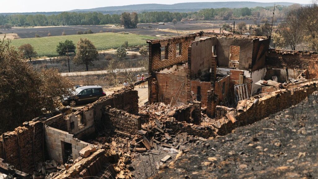 Una vivienda destruida por los incendios, a 20 de agosto de 2025, en Castrocalbón, León, Castilla y León (España).