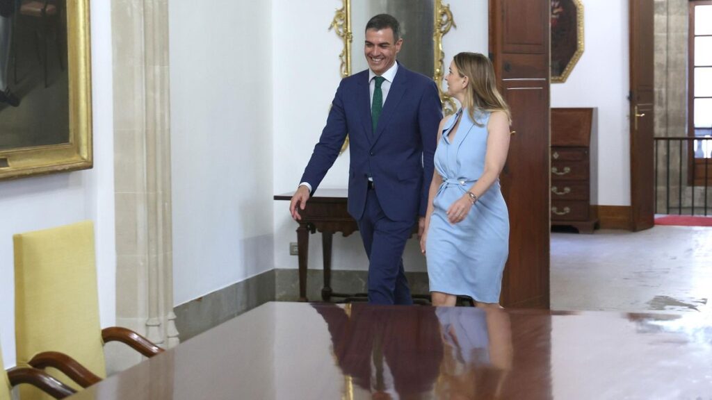 Archivo - El presidente del Gobierno, Pedro Sánchez, se reúne con la presidenta del Govern, Marga Prohens, en Consolat de Mar.