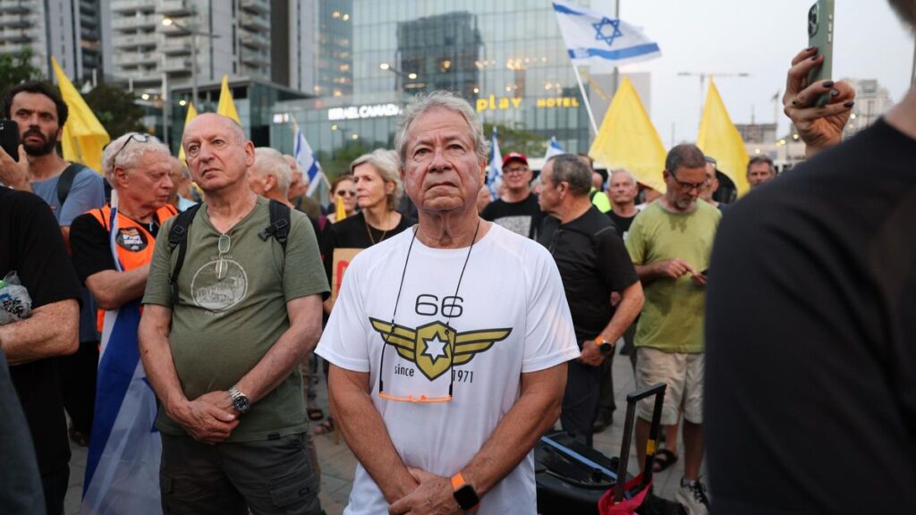 Protesta de reservistas y expilotos de la Fuerza Aérea de Israel, este martes en Tel Aviv.