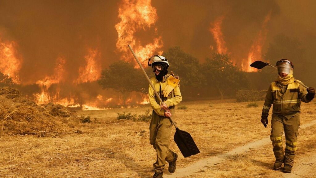 Dos bomberos, ayer en el incendio de Cualedro.