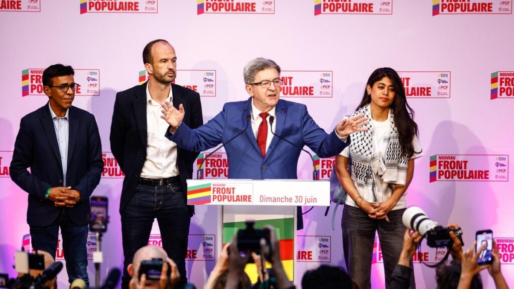 La eurodiputada Rima Hasán, junto al líder de La Francia Insumisa, Jean-Luc Mélenchon, durante un acto del partido en junio de 2024.
