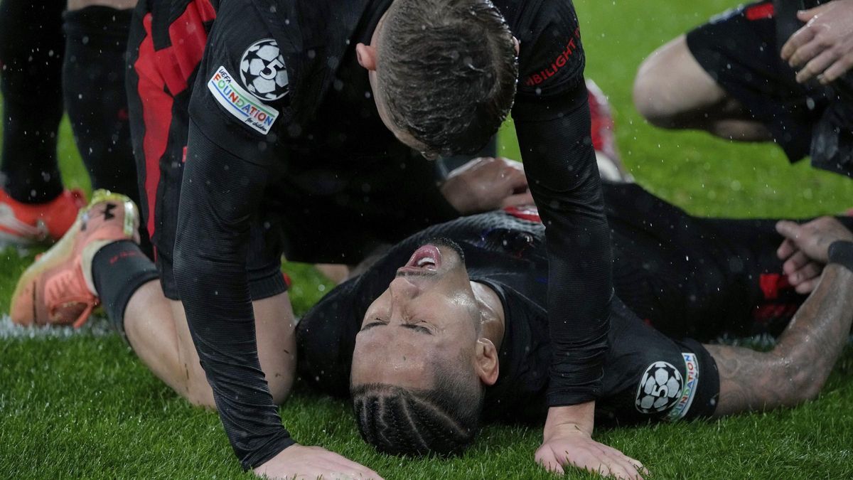 Raphinha célèbre le cinquième but décisif qui donne le triomphe au Barça à Lisbonne sur Benfica.