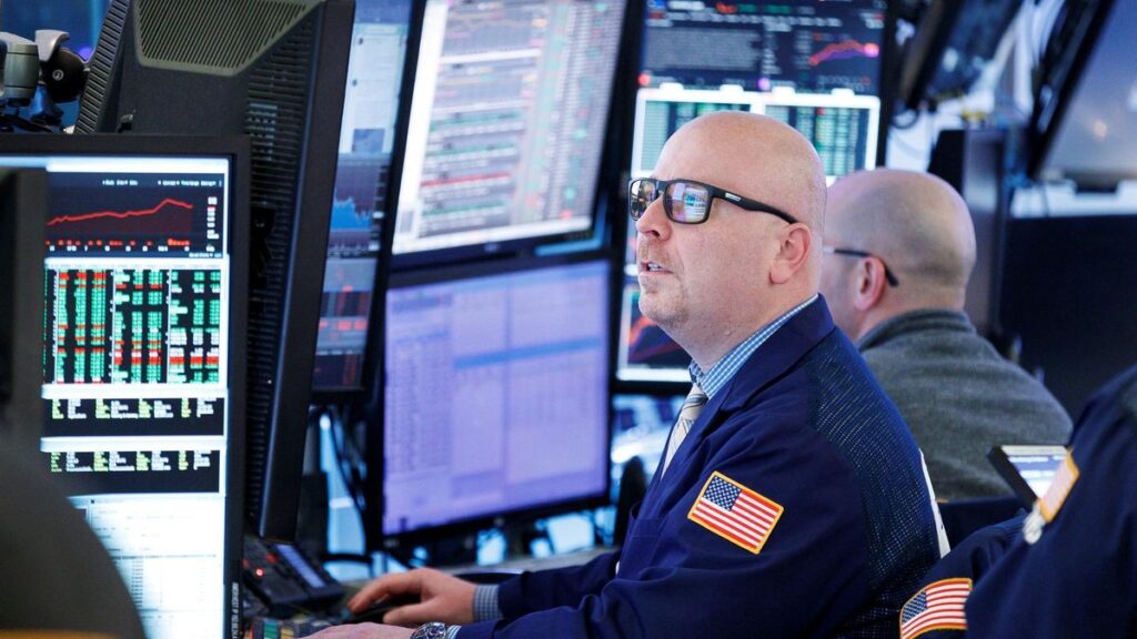 Wall Street comienza la semana en rojo con su mirada puesta en informe de Nvidia