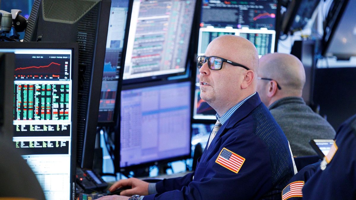 Wall Street comienza la semana en rojo con su mirada puesta en informe de Nvidia