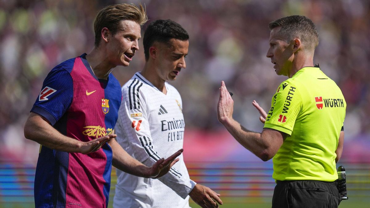 El árbitro Hernández Hernández habla con Frenkie De Jong y Lucas Vázquez durante el Barça-Real Madrid de la pasada Liga.