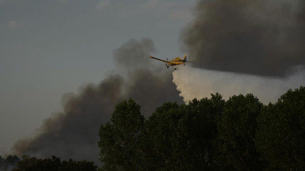 Imágenes del incendio de Molezuelas: la lucha contra el fuego continúa por la noche