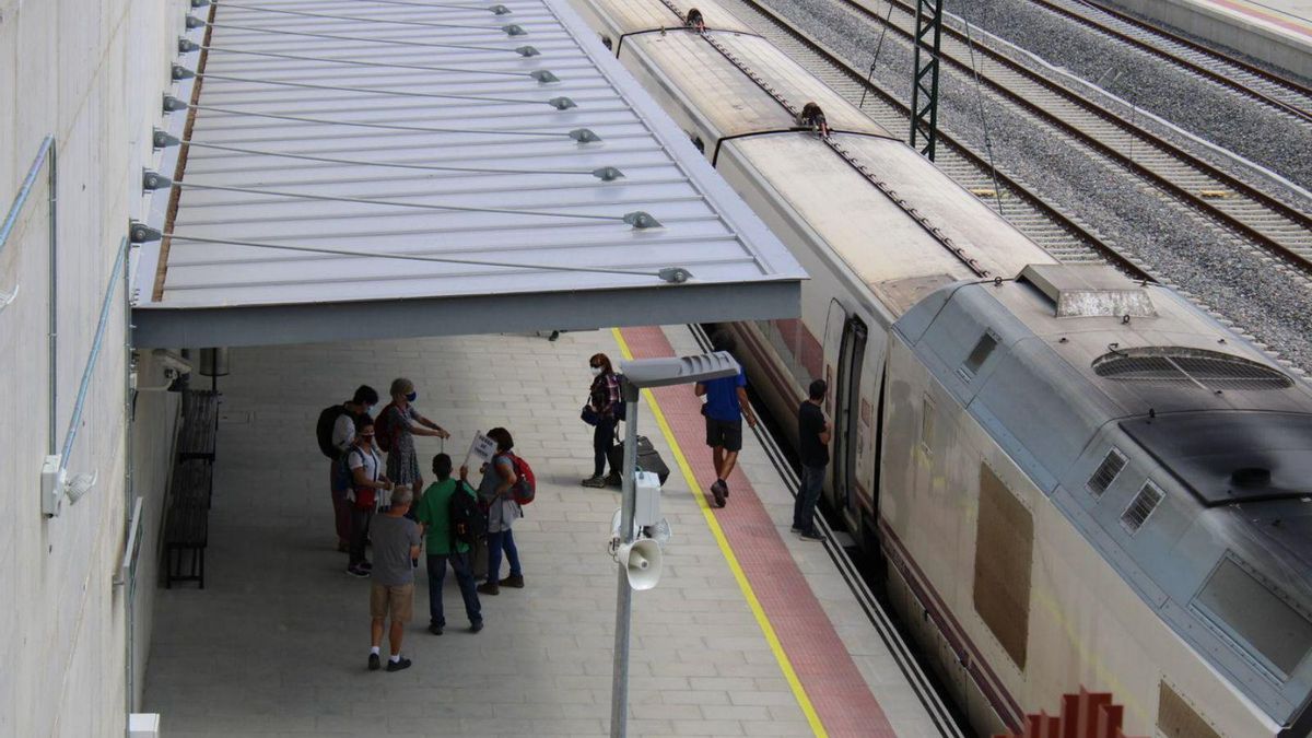Viajeros en el andén de la estación AV Sanabria, en Otero.