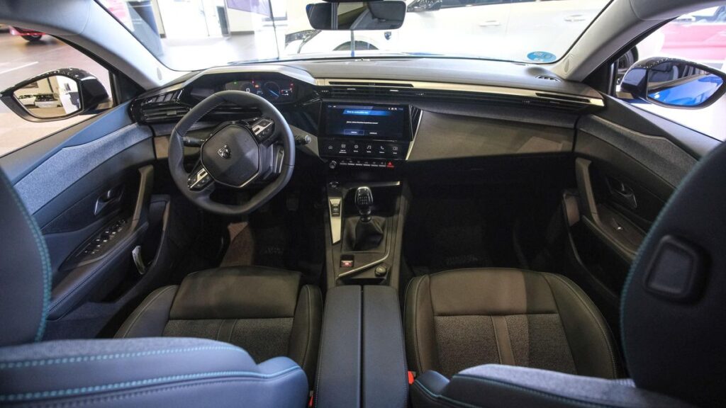 Interior de un coche nuevo durante su presentación.