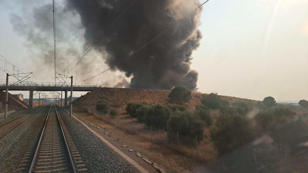 Suspendida la circulación entre Yeles y La Sagra (Toledo) por un incendio de una fábrica cercana a la vía.