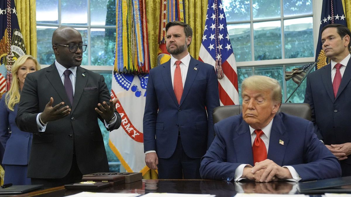 El ministro de Exteriores de Ruanda, Olivier Nduhungirehe, habla con Donald Trump ante la mirada de JD Vance y Marco Rubio en el Despacho Oval, el pasado 27 de junio.