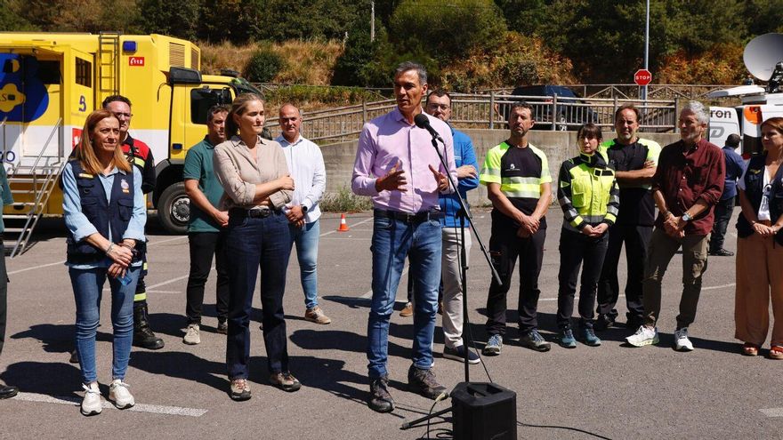 El presidente del Gobierno, Pedro Sánchez, acompañado por el presidente del Principado de Asturias, Adrián Barbón, durante una visita al Puesto de Mando Avanzado de los incendios de Somiedo y Cangas del Narcea, a 22 de agosto de 2025, en Degaña, Asturias (España)