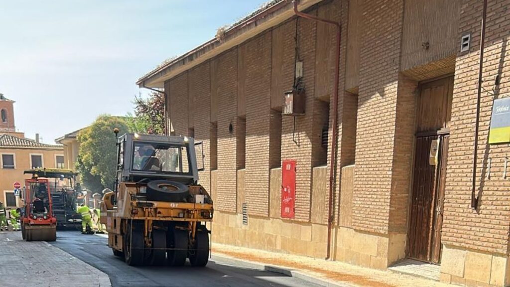 Maquinaria trabajando en la calle Santo Domingo de Toro.