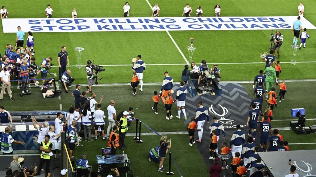 Pancarta de la UEFA en la Supercopa de Europa.