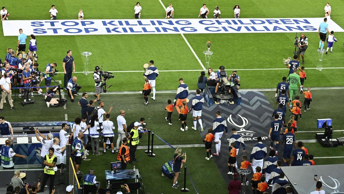 Pancarta de la UEFA en la Supercopa de Europa.
