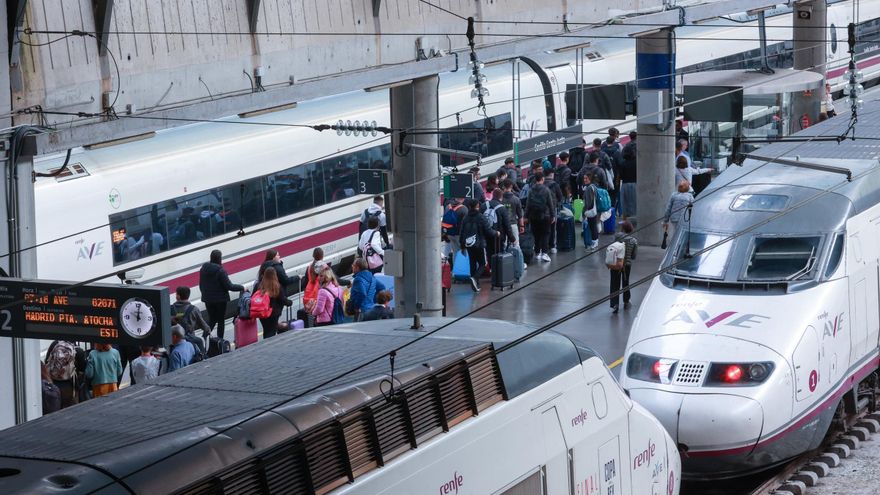 Archivo - Viajeros en la estación de Santa Justa