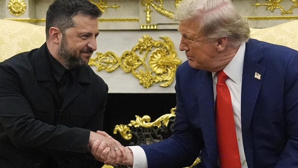 El presidente de Ucrania, Volodímir Zelenski, y el de EEUU, Donald Trump, este lunes en el Despacho Oval.